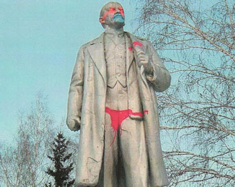 Новосибирский Ленин "одел" плавки