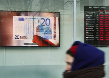 Литовцы в первый день оборота евро обменяли 10 млн литов