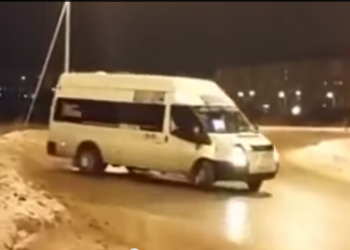В сети появилось видео с маршруткой, которая дрифтует