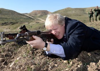 Мэр Лондона Борис Джонсон сфотографировался с автоматом Калашникова в Ираке