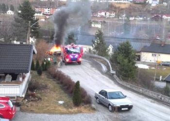 Интернет взорвало видео горящего Мерседеса, который убегает от пожарных