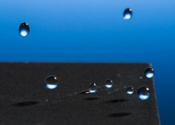 Ученые создали металл, превращающий капли воды в резиновые мячики