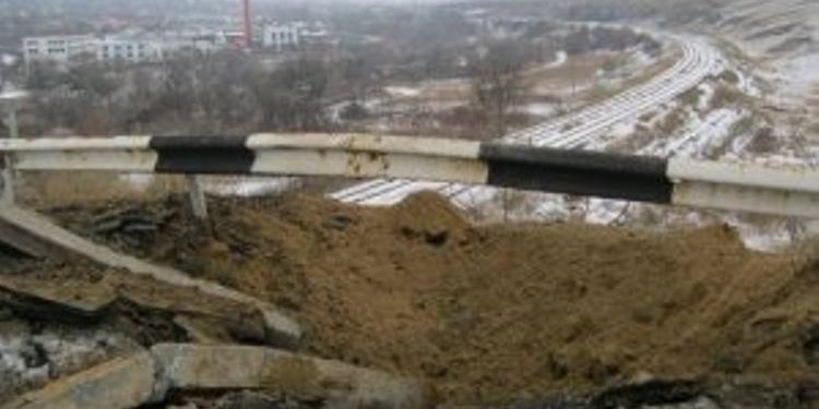 Боевики подорвали мост между Луганском и Станицей
