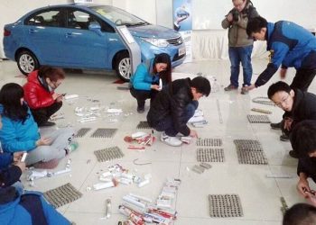 Китаец принес 150 килограмм монет, чтобы сделать взнос за автомобиль