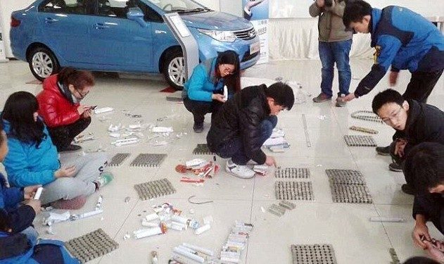 Китаец принес 150 килограмм монет, чтобы сделать взнос за автомобиль