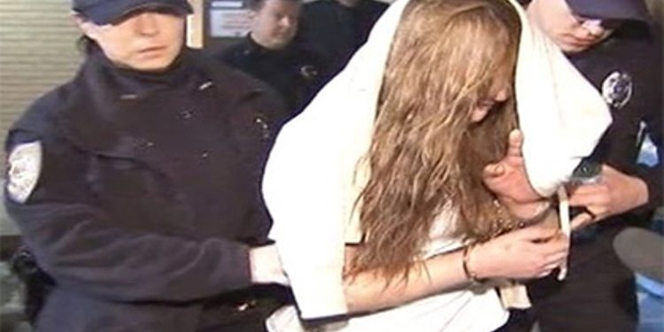 В штате Пенсильвания задержанная в наручниках угнала полицейскую машину