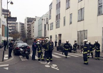 При стрельбе в офисе французского журнала погибли десять человек