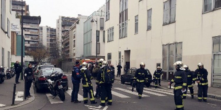 При стрельбе в офисе французского журнала погибли десять человек