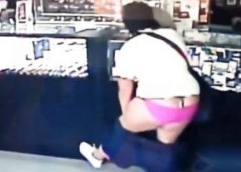 В сети появилось видео с грабительницей со спадающими шортами