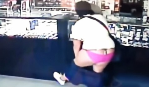 В сети появилось видео с грабительницей со спадающими шортами