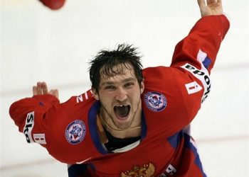В сети появилось видео, где Овечкин разбил камеру шайбой
