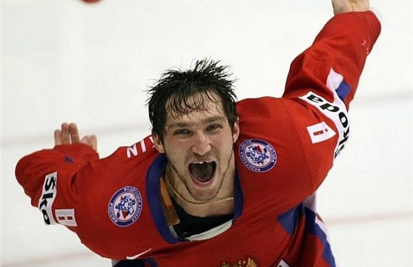 В сети появилось видео, где Овечкин разбил камеру шайбой