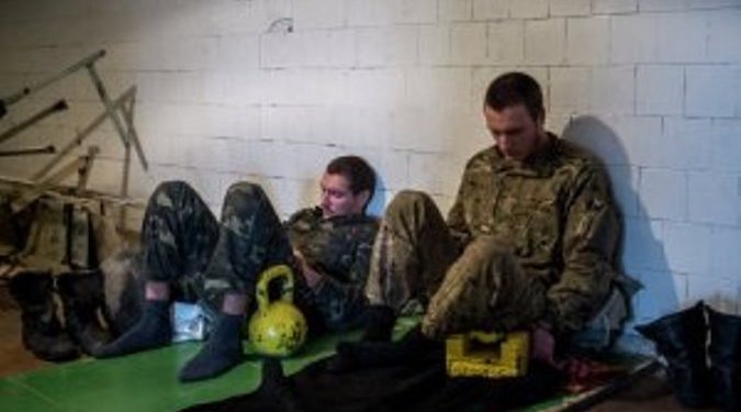 В донецком аэропорту восемь украинских солдат попали в плен