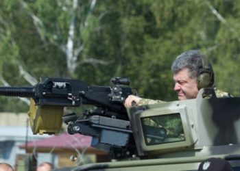 Порошенко показал на видео, как надо стрелять из автомата