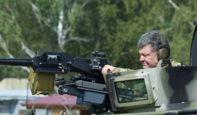 Порошенко показал на видео, как надо стрелять из автомата