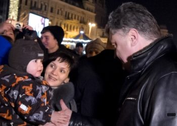 Порошенко с семьей посетил на Софийской площади елку