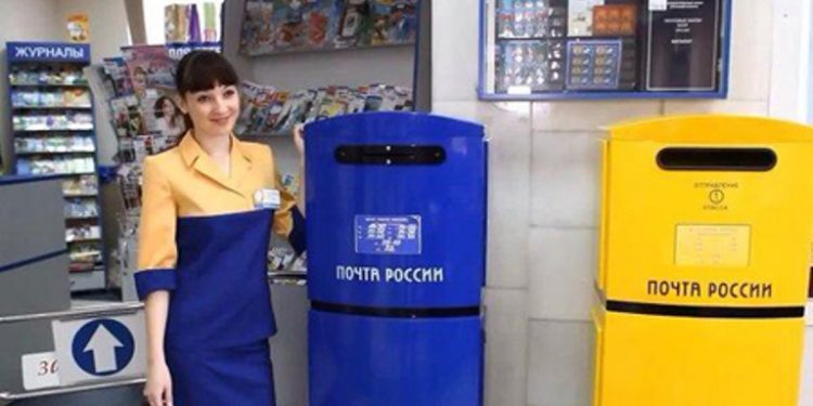 Почтальоны РФ носят желто-синюю форму