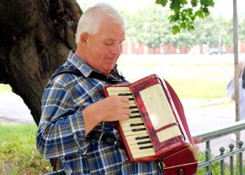 Медики сказали, как музыка влияет на здоровье пожилых людей