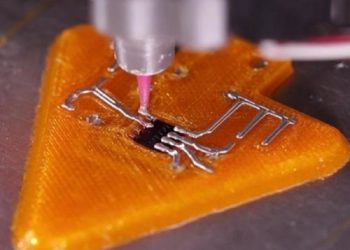 В продажу поступил первый в мире 3D принтер для печати электронных устройств