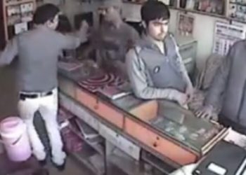 В сети появилось видео с продавцом, который поймал вора