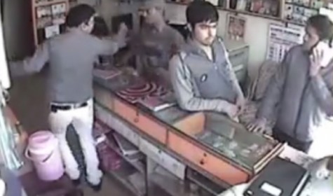 В сети появилось видео с продавцом, который поймал вора