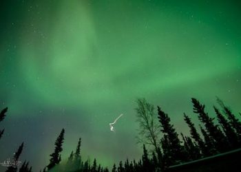 В сети появилось невероятное видео с запуском ракеты Nasa в северное сияние