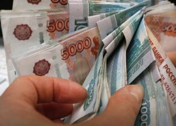 Президент готовит россиян к безработице, - российская пресса
