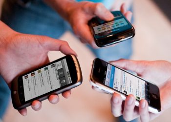 Стало известно, как смартфоны влияют на индивидуальность человека