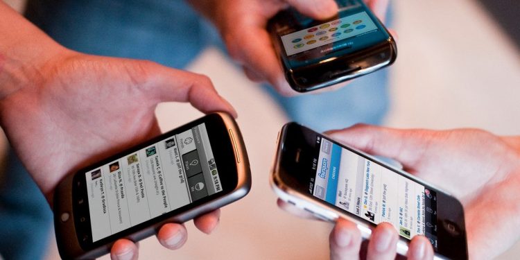 Стало известно, как смартфоны влияют на индивидуальность человека