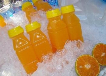 Эксперты рассказали, чем вредны соки в пластиковых банках