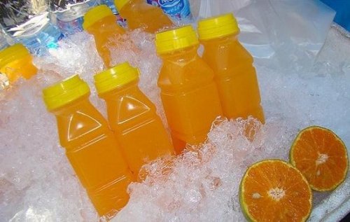 Эксперты рассказали, чем вредны соки в пластиковых банках