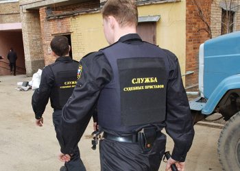 Мужчина, который не платил алиментов, спрятался от приставов в диване