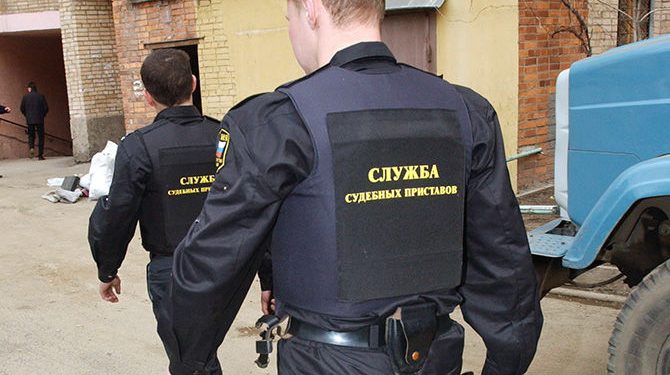 Мужчина, который не платил алиментов, спрятался от приставов в диване