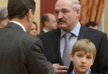 Лукашенко половину зарплаты перечисляет сыну