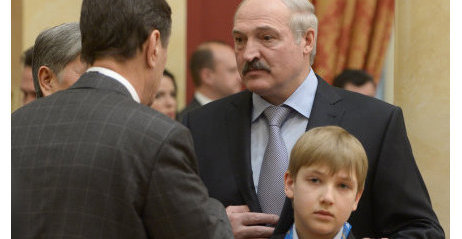 Лукашенко половину зарплаты перечисляет сыну