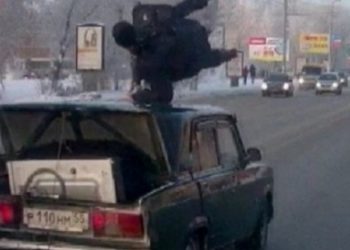 В сети появилось видео, где мужчина спас себе жизнь, запрыгнув на крышу автомобиля