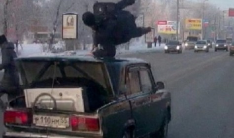 В сети появилось видео, где мужчина спас себе жизнь, запрыгнув на крышу автомобиля