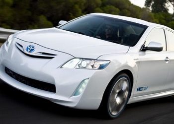 Седан Toyota Сamry превратили в гибрид