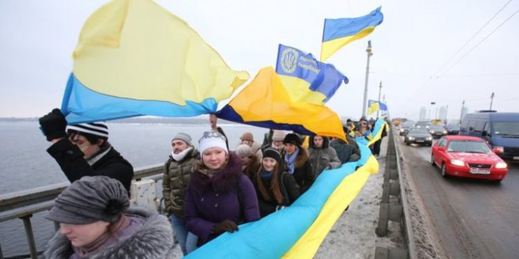 В Киеве два берега Днепра активисты соединят живой цепью