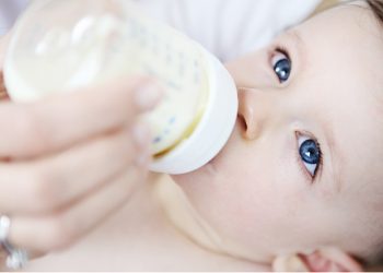 Доказано, какого витамина не хватает младенцам