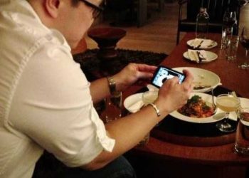 Владелец элитного кафе избавил посетителей от мобилок