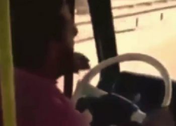 Появилось видео с водителем автобуса, который начал танцевать во время движения