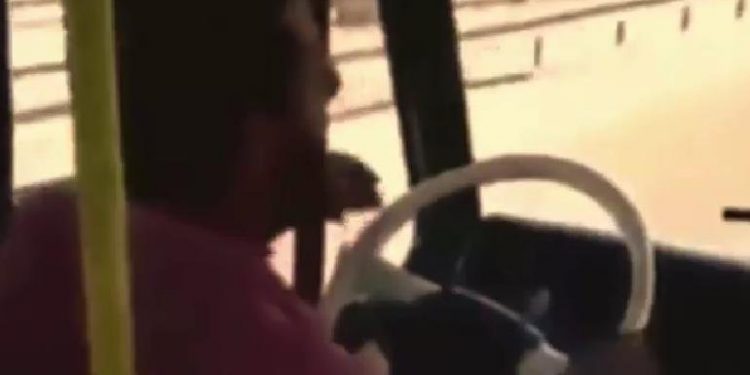 Появилось видео с водителем автобуса, который начал танцевать во время движения