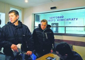 Сотрудники военкоматов ищут призывников по офисам