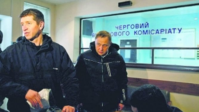 Сотрудники военкоматов ищут призывников по офисам