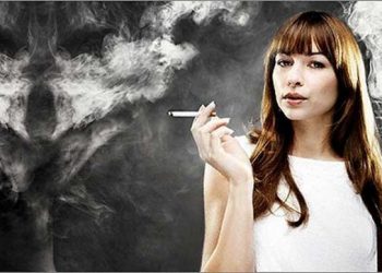 Ученые сказали, в какой период женщине легко бросить курить