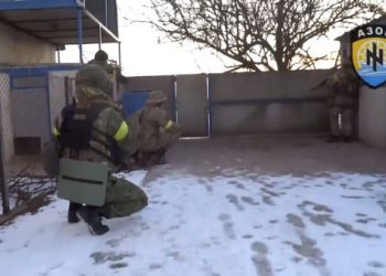 Бойцы “Азова” отвоевывают у боевиков еще один населенный пункт
