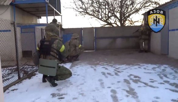 Бойцы “Азова” отвоевывают у боевиков еще один населенный пункт