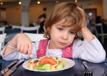 Почему детям на стол лучше подавать порезанные продукты