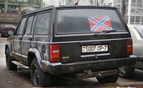 В Минске неизвестные пробили колеса джипу за флаг «Новороссии»